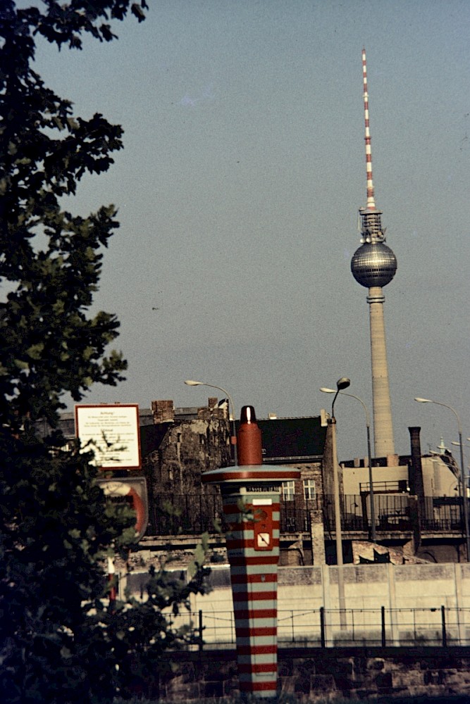 Berlin, ca. 1978 – Notfallsäule am Reichstagsufer (Fotograf: Conrad Bicker)