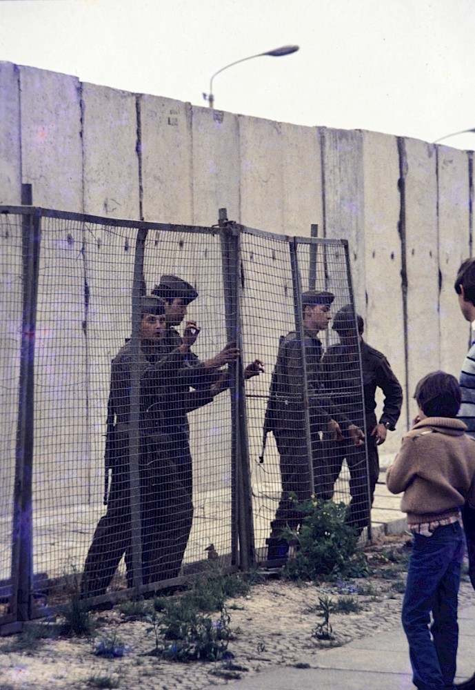 Berlin, Juni 1980 – Aufbau der Grenzmauer 75 und Grenzsoldaten an der Bernauer Straße (Fotograf: Conrad Bicker)