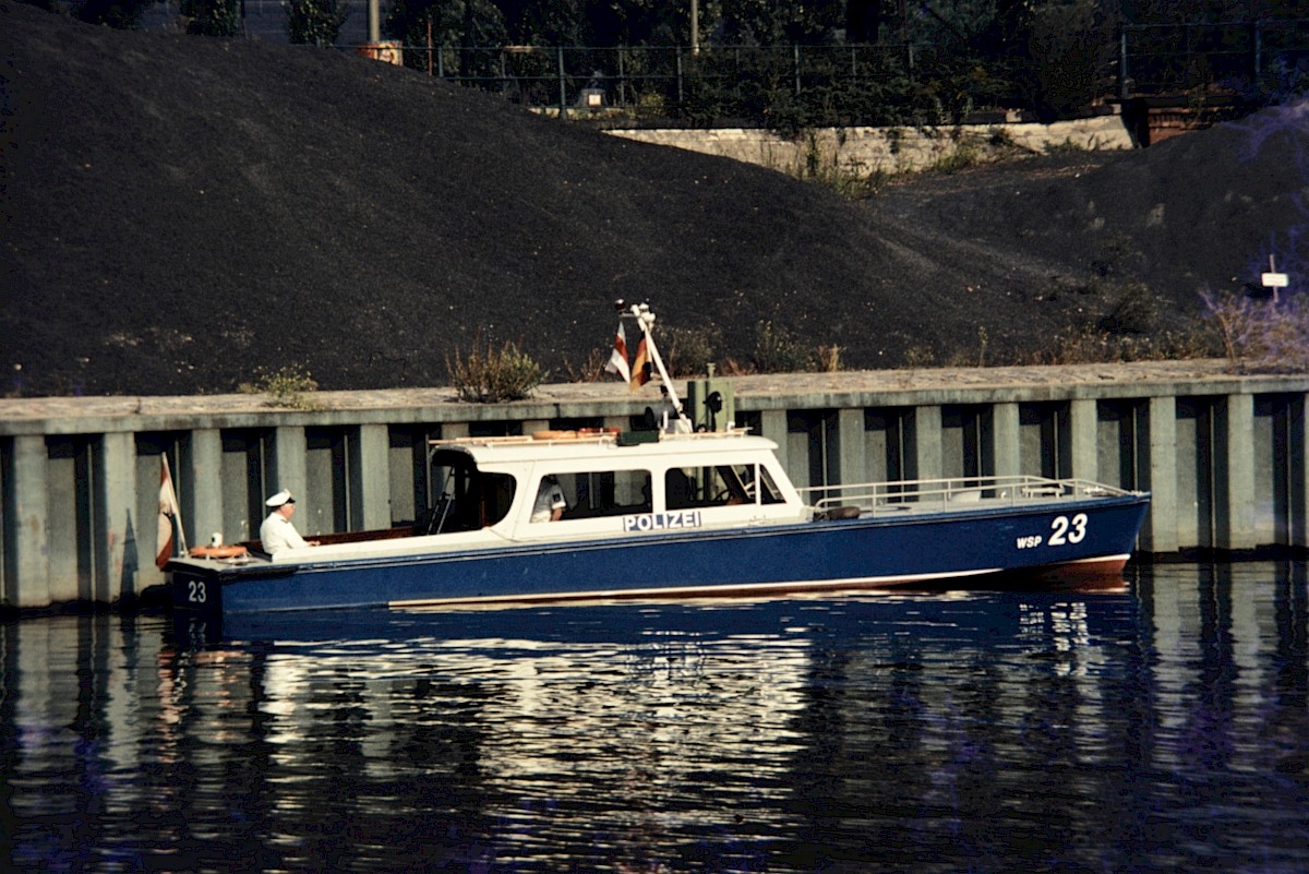 Berlin, ca. 1981 – West-Berliner Polizeiboot an der Wassergrenze im Spandauer Schiffahrtskanal (Fotograf: Conrad Bicker)