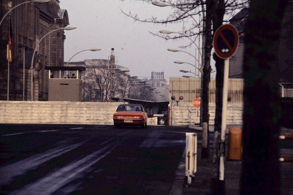 Berlin, ca. 1981 – Grenzübergangsstelle Invalidenstraße (Fotograf: Conrad Bicker)