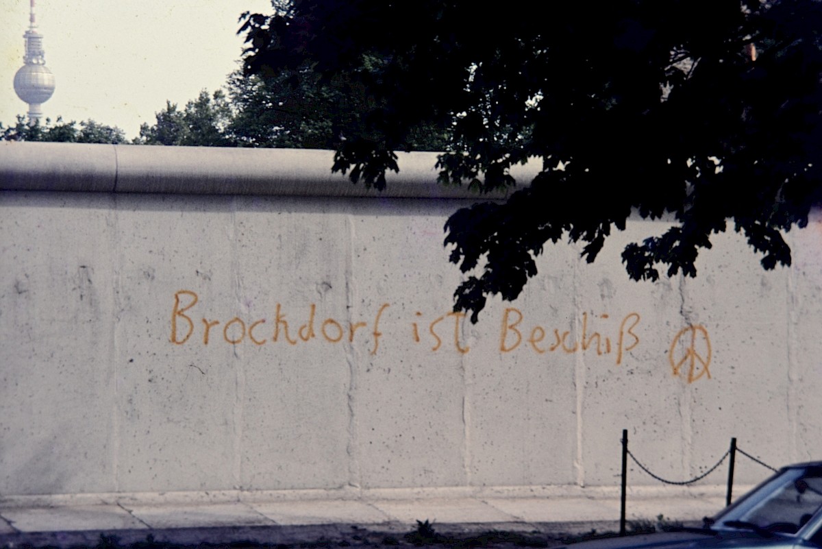 Berlin, Mai 1981 – Schriftzug auf der Grenzmauer 75 an der Bernauer Straße (Fotograf: Conrad Bicker)