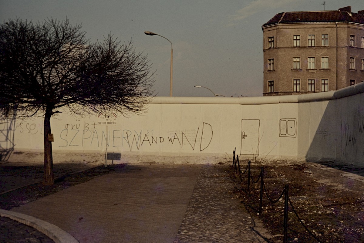 Berlin, ca. 1982 – Mauerbemalungen auf der Grenzmauer 75 an der Bernauer Straße (Fotograf: Conrad Bicker)
