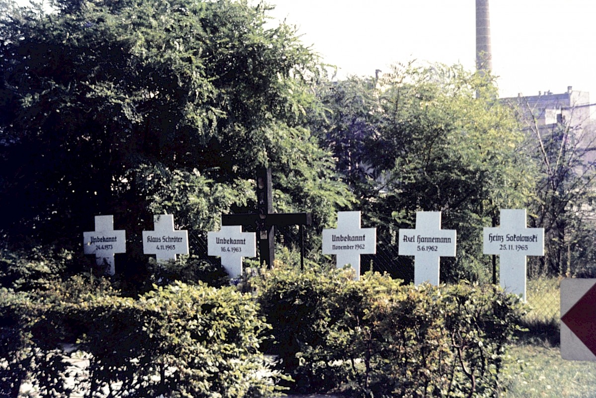 Berlin, ca. 1982 – Weiße Kreuze am Reichtstagsufer (Fotograf: Conrad Bicker)