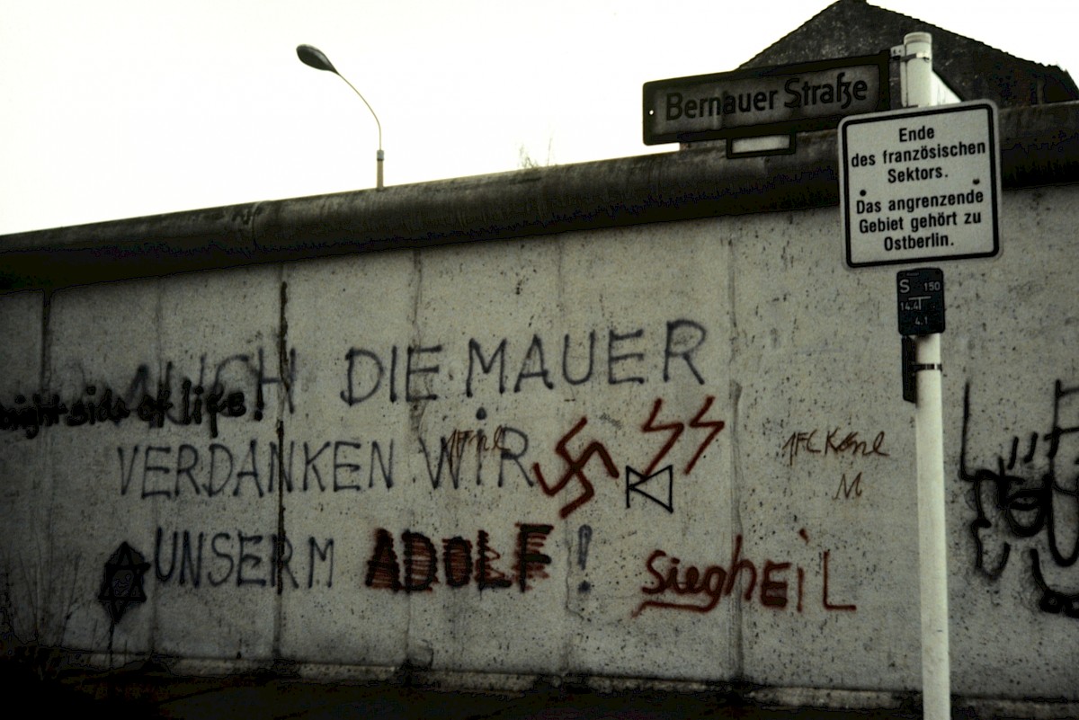 Berlin, ca. 1982 – Schriftzüge auf der Grenzmauer 75 an der Bernauer Straße (Fotograf: Conrad Bicker)