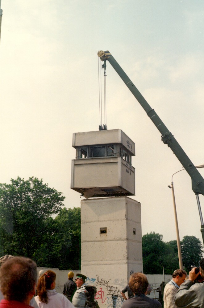 Berlin, 13. Juni 1990 – Fahrzeugkran beim Abbau des Wachturms an der Bernauer Straße (Fotograf: Rainer Just)