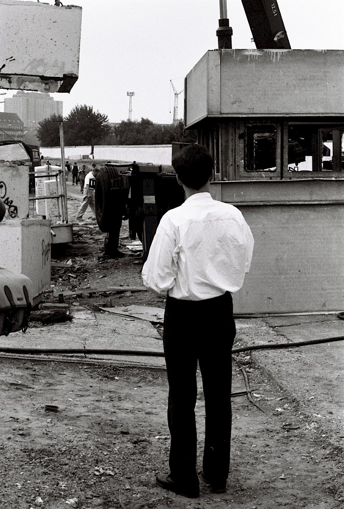 Berlin, 13. Juni 1990 – Person vor dem abgebauten Wachturm Typ BT-9 beim Beginn des Mauerabbaus an der Bernauer Straße (Fotograf: Rainer Just)