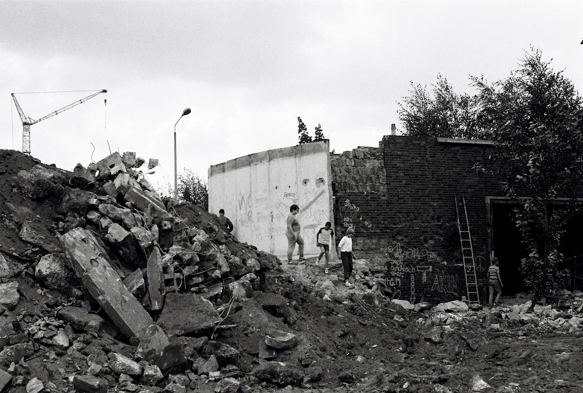 Berlin, 13. Juni 1990 – Personen überqueren einen Berg aus Bauabfall an der Gartenstraße (Fotograf: Rainer Just)