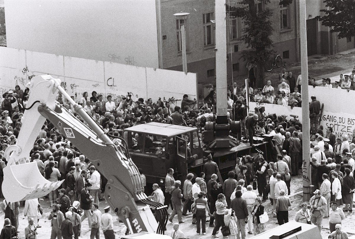 Berlin, 13. Juni 1990 – Menschenmenge an der geöffneten Hinterlandmauer an der Ackerstraße (Fotograf: Rainer Just)
