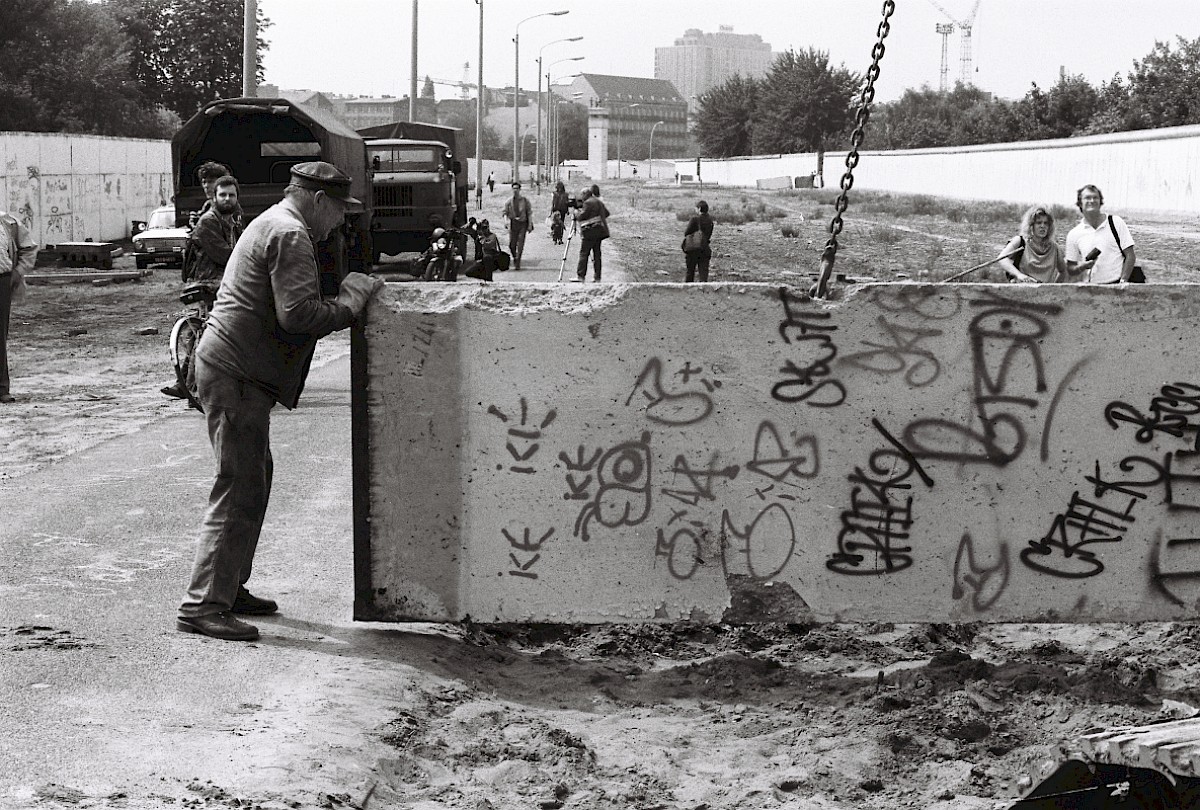 Berlin, 13. Juni 1990 – Mauerelement während des Abbaus an der Bernauer Straße (Fotograf: Rainer Just)