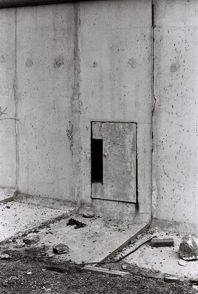 Berlin, 13. Juni 1990 – Wartungstür in der Grenzmauer 75 an der Bernauer Straße (Fotograf: Rainer Just)