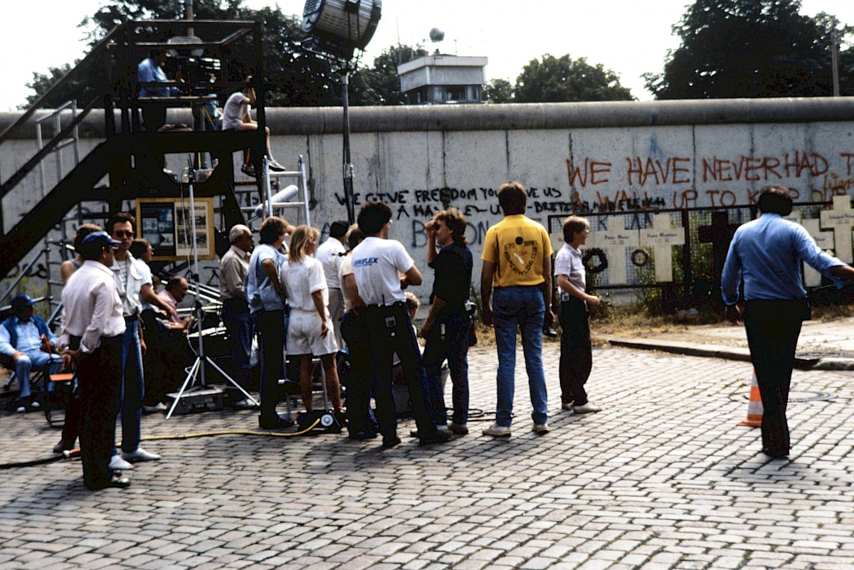 Berlin, 12. August 1986 – Fernsehproduktion an der Aussichtsplattform der Bernauer Straße (Fotograf: Rainer Just)