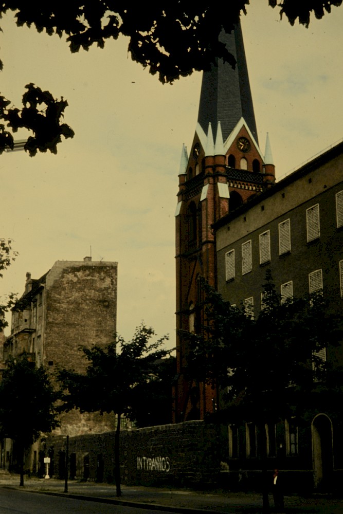 Berlin, ca. 1963 – Versöhnungskirche mit Grenzmauer und Grenzhäusern (Fotograf: )