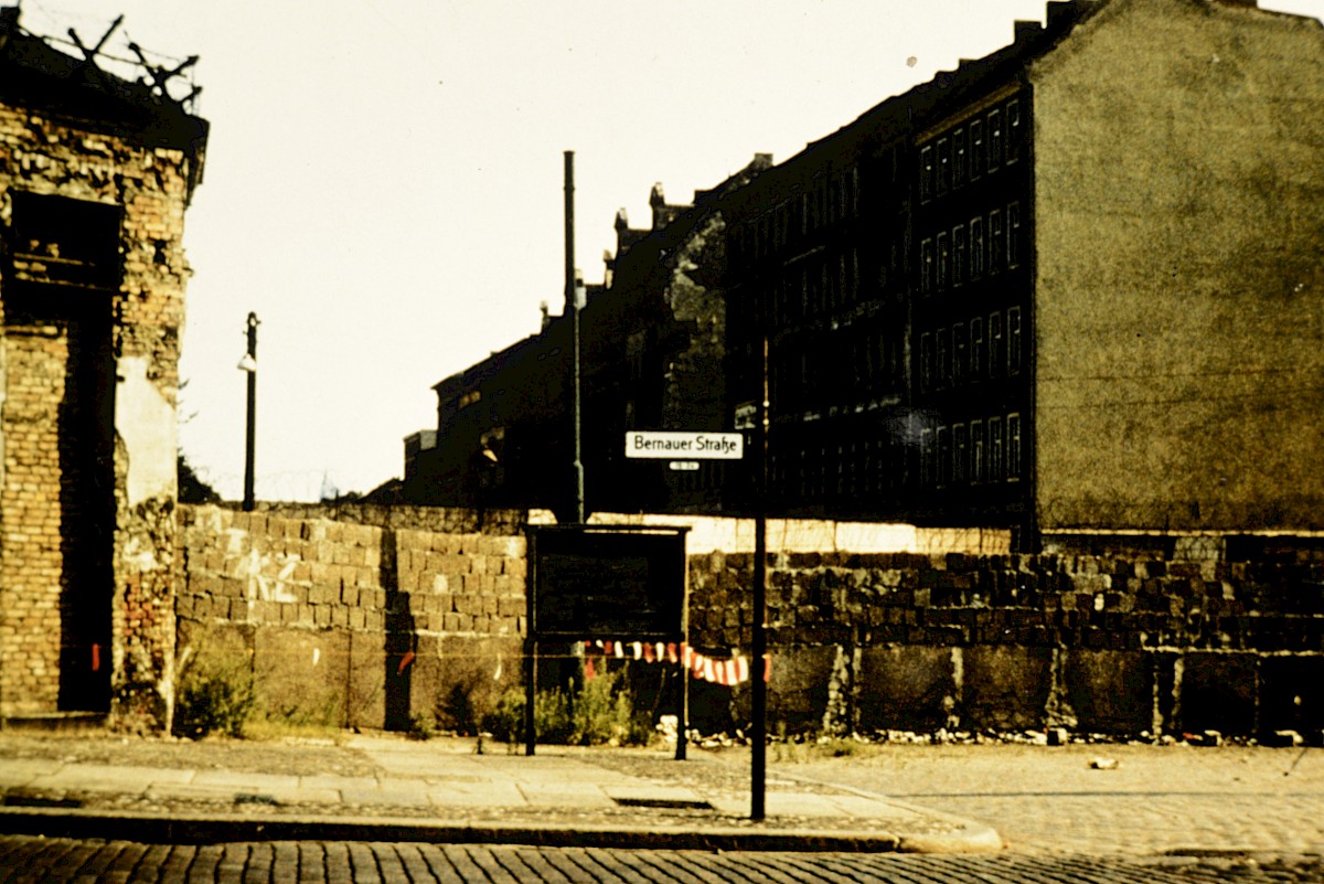 Berlin, ca. 1963 – Betonverbundmauer und Grenzhäuser an der Strelitzer Straße (Fotograf: )