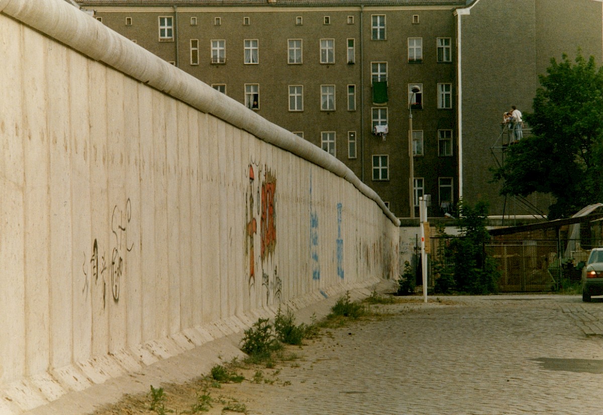Berlin, 1989 – Grenzmauer 75 entlang der Schwedter Straße (Fotograf: Harry Lange)