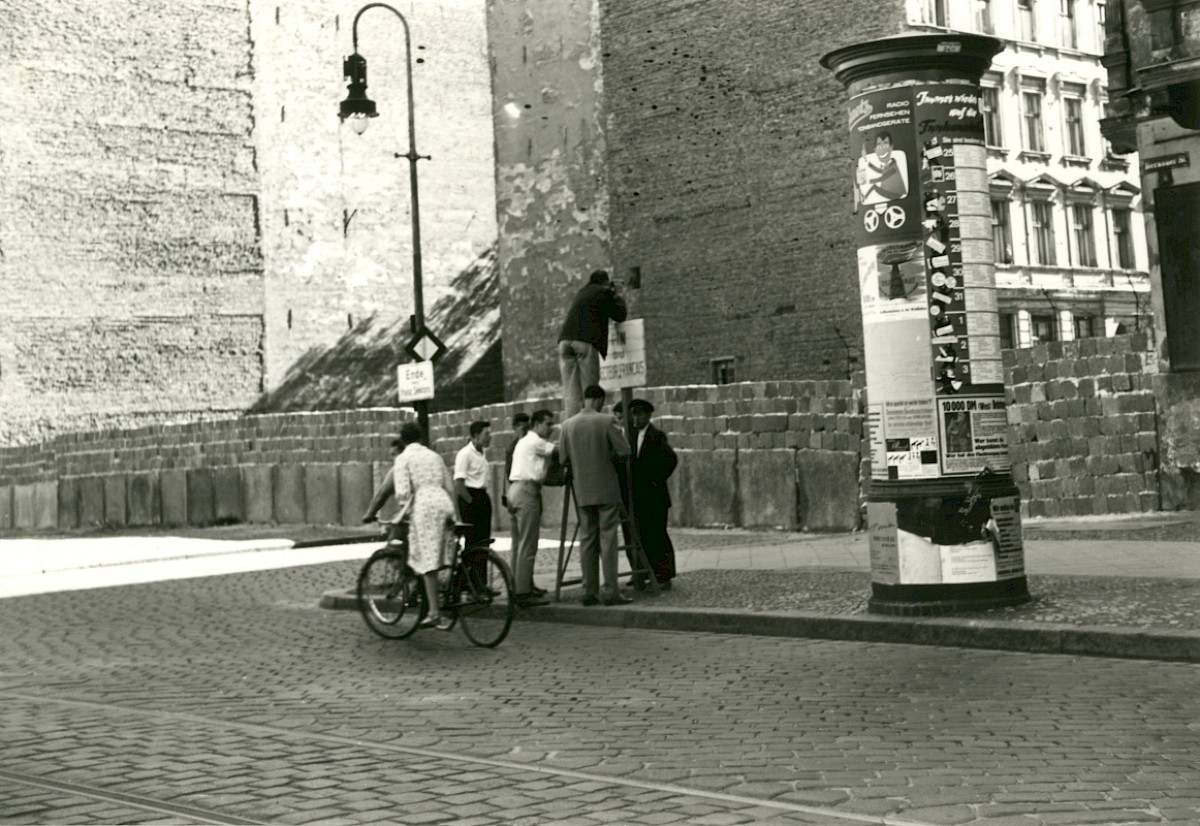 Berlin, 1962 – Mauerbesucher an einem Sektorenschild an der Bernauer Straße (Fotograf: Harry Lange)