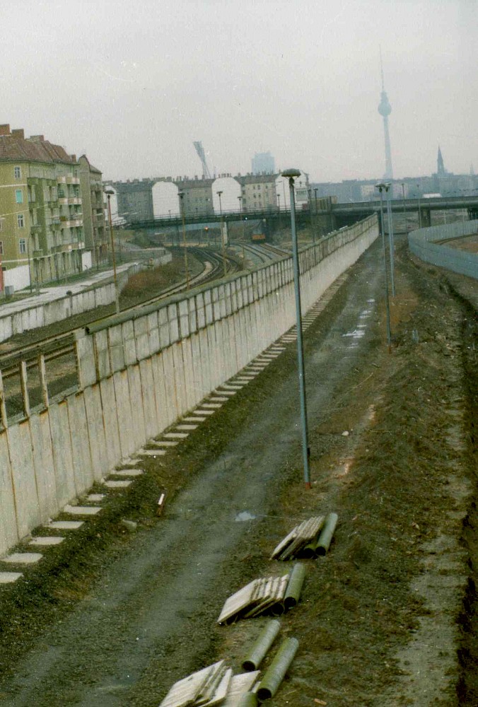 Berlin, 1990 – Abbau der Grenzmauer 75 an der Bahntrasse südlich der S-Bahn-Station Bornholmer Straße (Fotograf: Bourguignon)