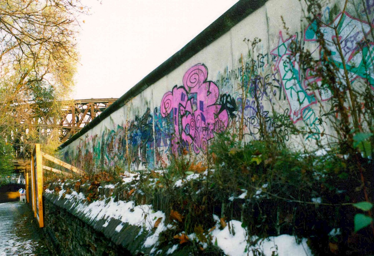 Berlin, 1989 – Grenzmauer 75 mit Graffiti und Liesenbrücke (Fotograf: Bourguignon)