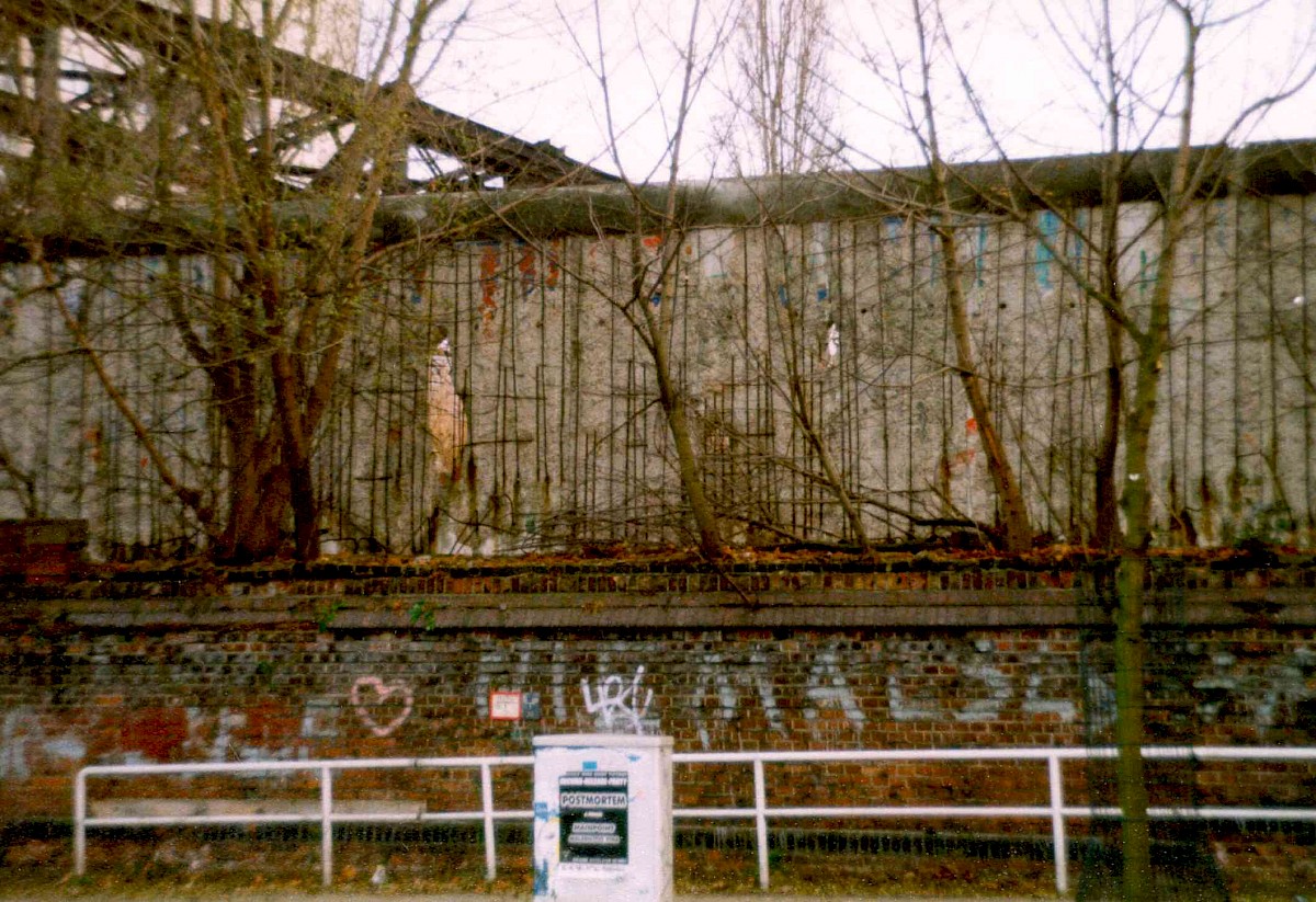 Berlin, 1990 – Grenzmauer 75 und Liesenbrücke an der Liesenstraße (Fotograf: Bourguignon)