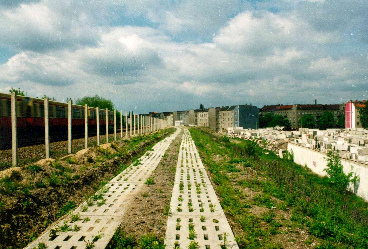 Berlin, 1990 – Postenweg und Mauerfriedhof am Nassen Dreieck (Fotograf: Bourguignon)