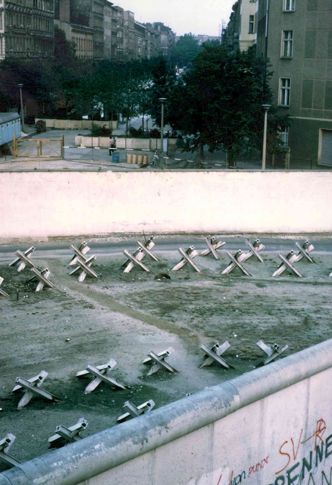 Berlin, 1988 – Grenzstreifen Bernauer Straße/Oderberger Straße (Fotograf: Bourguignon)