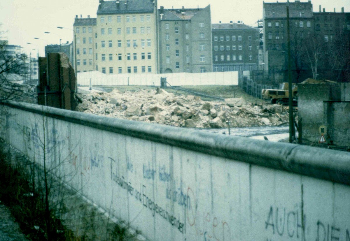 Berlin, 28. Januar 1985 – Teilgesprengte Versöhnungskirche und Grenzmauer 75 mit Schriftzügen (Fotograf: Bourguignon)