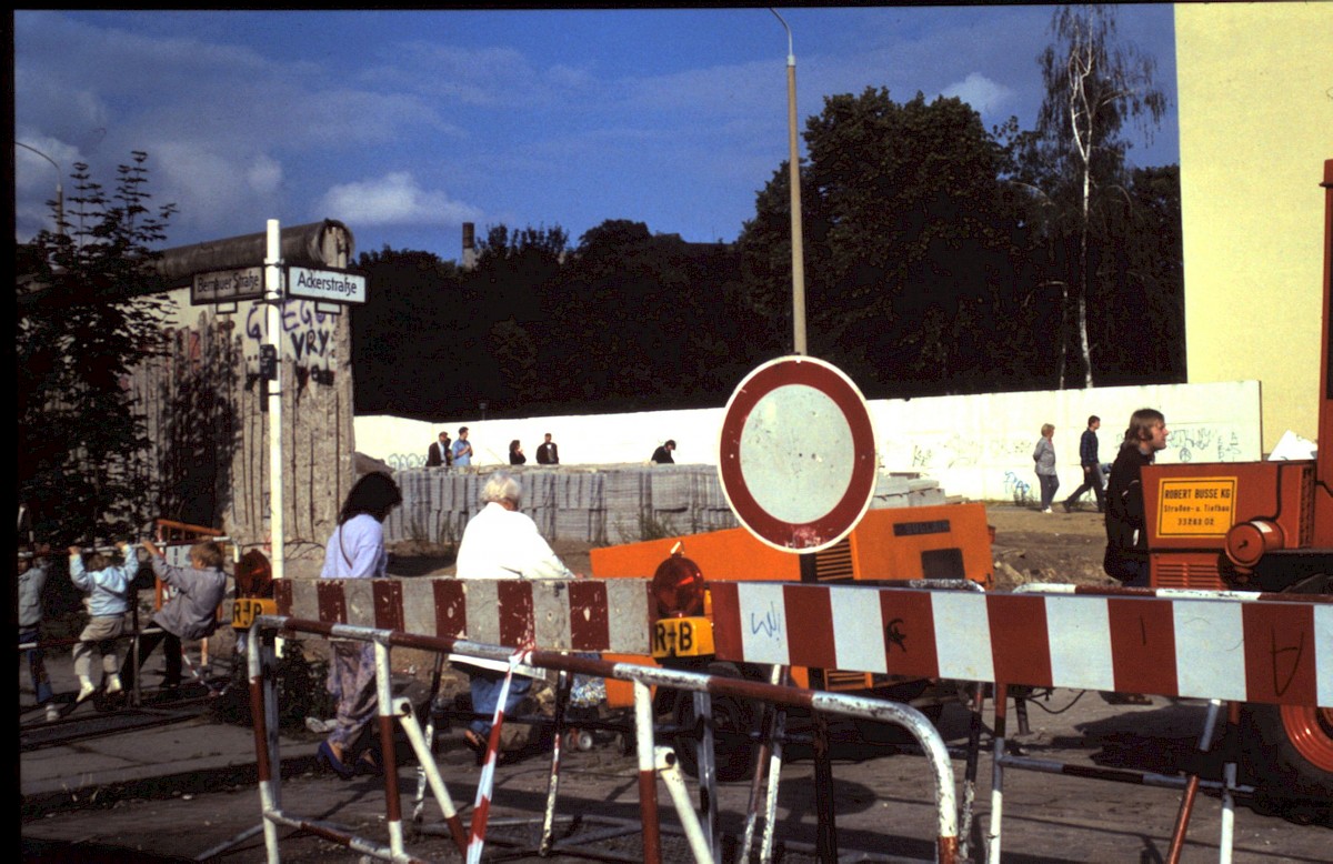 Berlin, 1990 – Menschen im geöffneten Grenzstreifen an der Bernauer Straße/Ackerstraße (Fotograf: )