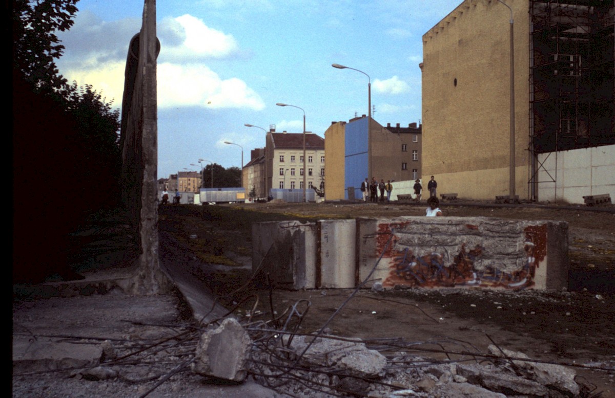 Berlin, 1990 – Grenzstreifen an der Bernauer Straße in der Abbauphase (Fotograf: )