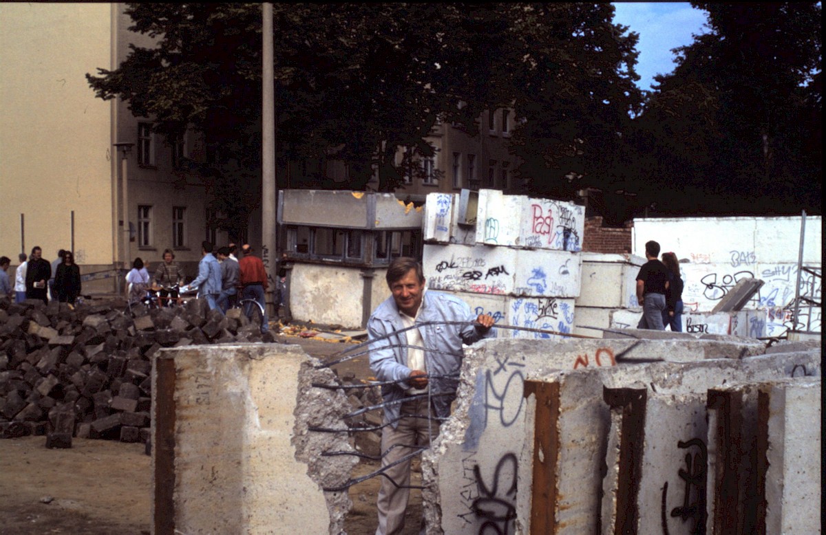 Berlin, 1990 – Personen im geöffneten Grenzstreifen an der Bernauer Straße in der Abbauphase (Fotograf: )