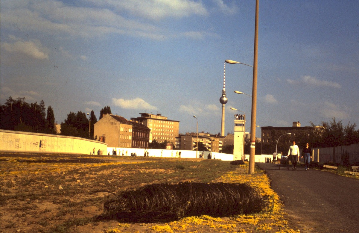 Berlin, 1990 – Grenzstreifen mit Stacheldrahtrolle in der Abbauphase (Fotograf: )