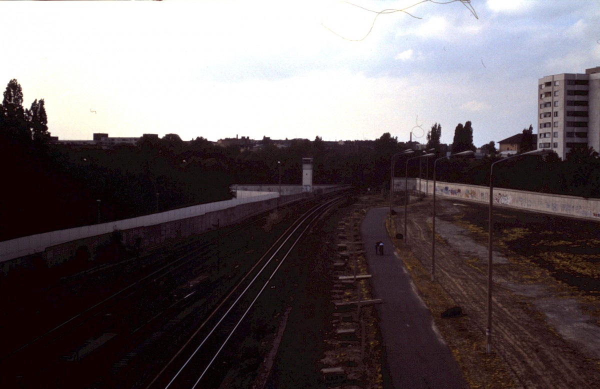 Berlin, 1990 – Grenzstreifen am Nordbahnhof in der Abbauphase (Fotograf: )