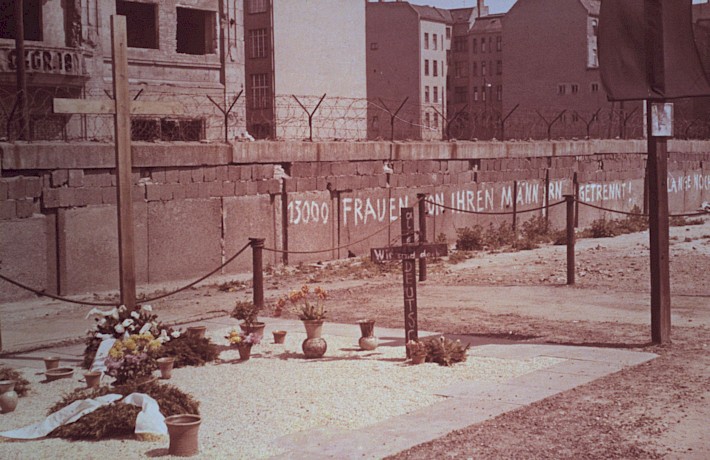 Berlin, ca. 1962 – Gedenkzeichen für Peter Fechter mit Kränzen und Blumen (Fotograf: )