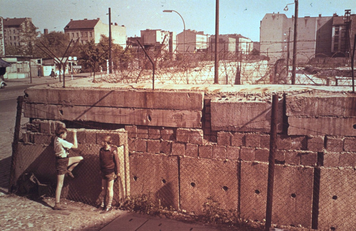 Berlin, ca. 1962 – Kinder an der Grenzmauer der Boyenstraße (Fotograf: )