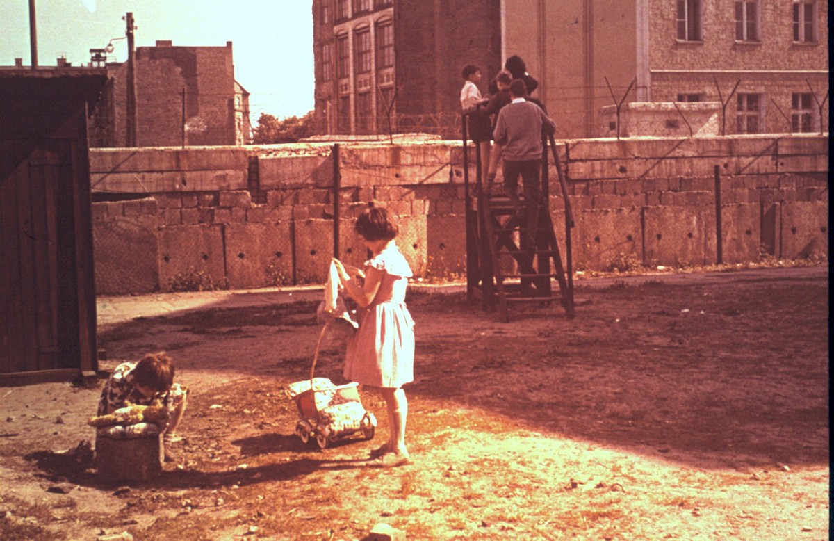 Berlin, ca. 1962 – Kinder an einer Aussichtsplattform an der Boyenstraße (Fotograf: )