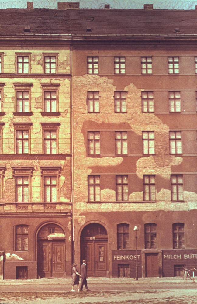 Berlin, ca. 1962 – Grenzhäuser mit ehemaligen Geschäften an der Bernauer Straße (Fotograf: )