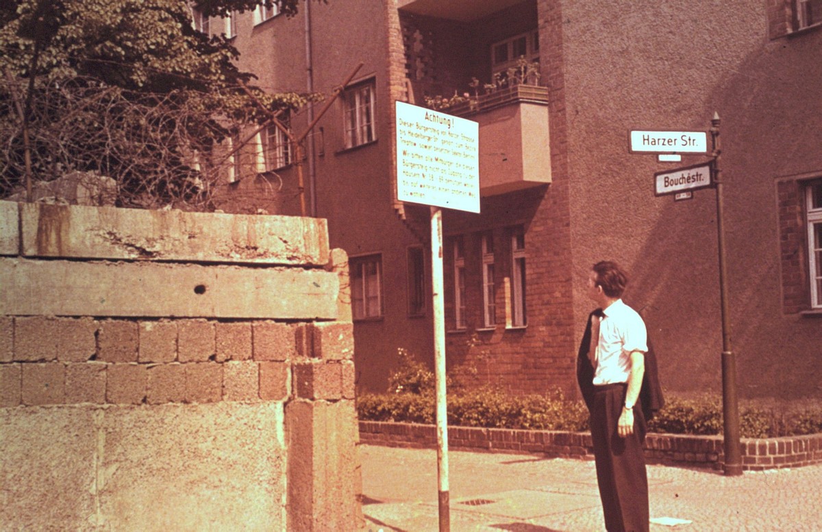 Berlin, ca. 1962 – Grenzmauer mit Warnschild an der Harzer Straße/Bouchestraße (Fotograf: )