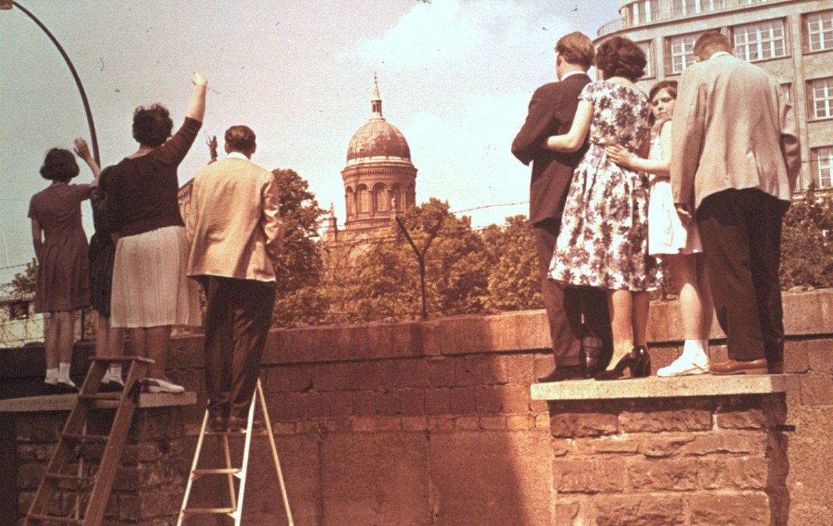 Berlin, ca. 1962 – Mauerbesucher an der Grenzmauer am Legiendamm (Fotograf: )