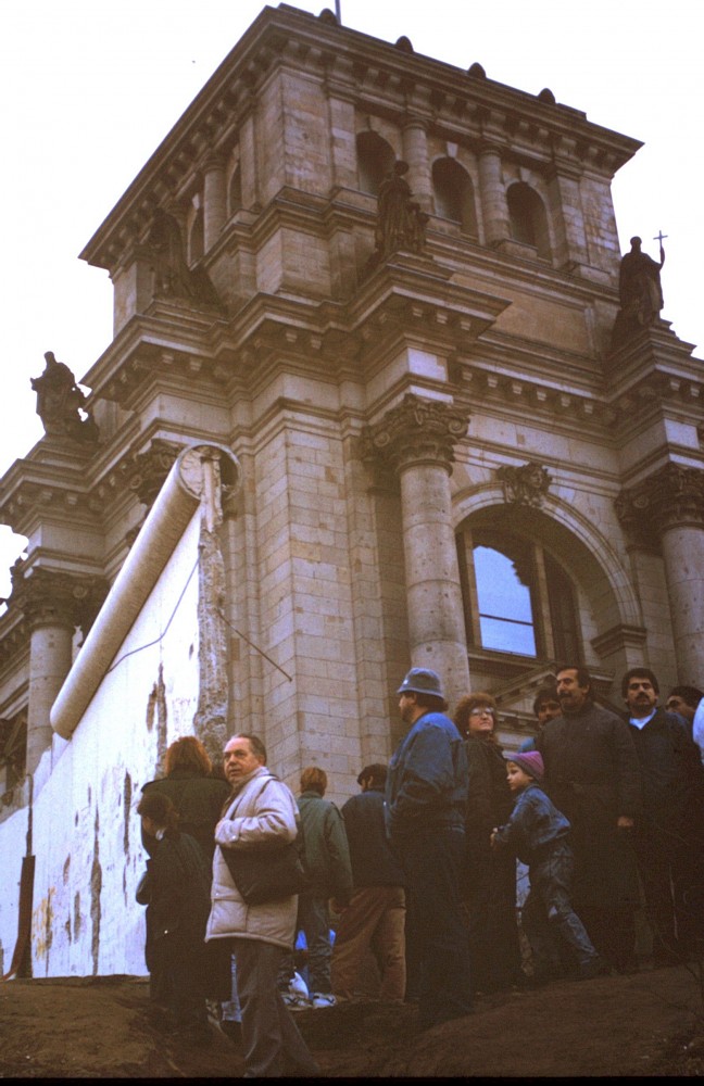 Berlin, 1990 – Reichstag und stark zurückgebaute Grenzmauer (Fotograf: )