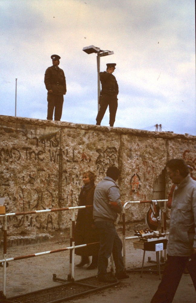 Berlin, 1990 – Personen an und auf der Panzermauer am Brandenburger Tor (Fotograf: )