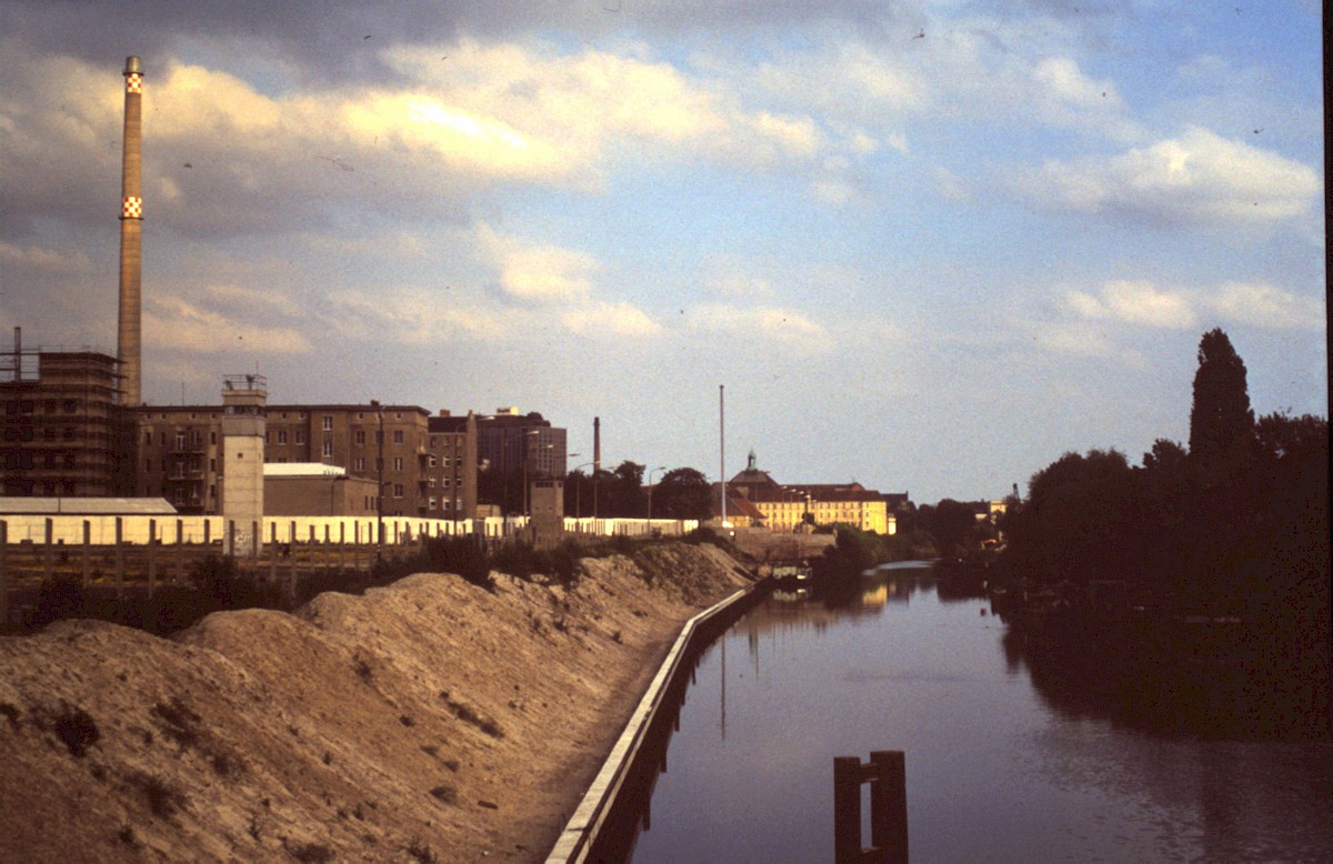 Berlin, 1990 – Spandauer Schifffahrtskanal mit Führungsstelle und Wachturm (Fotograf: )