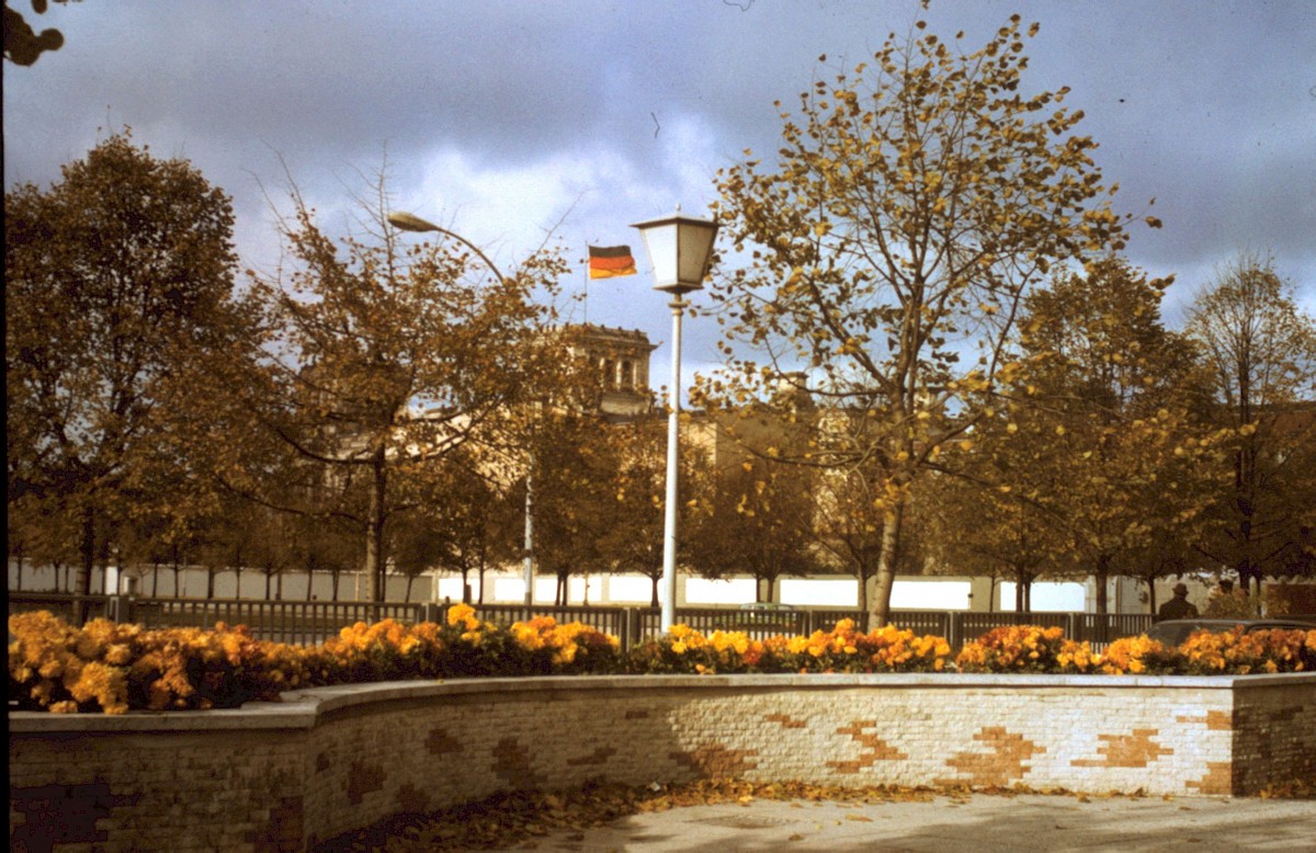 Berlin, 1990 – Reichstagsgebäude hinter Begrünung und Hinterlandmauer am Pariser Platz (Fotograf: )