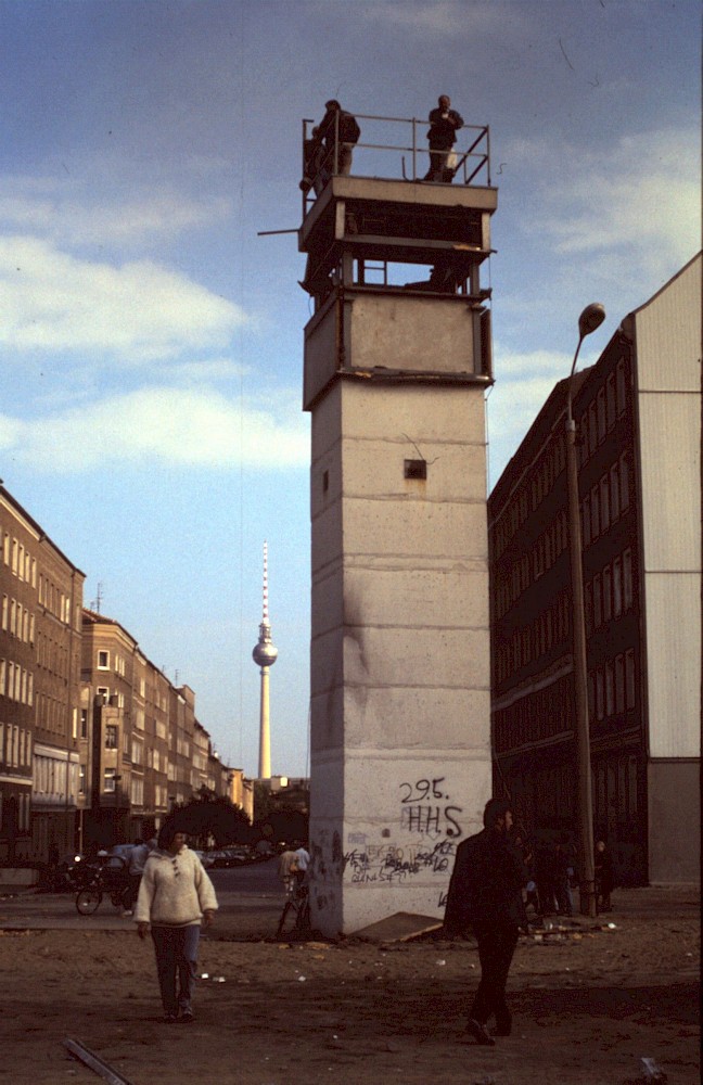 Berlin, 1990 – Wachturm an der Strelitzer Straße während des Mauerabbaus (Fotograf: )