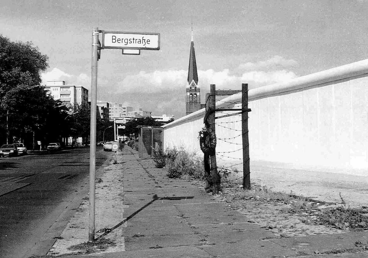 Berlin, 1980 – Bernauer Straße mit Gedenkzeichen für Ottfried Reck vor der Grenzmauer 75 (Fotograf: )