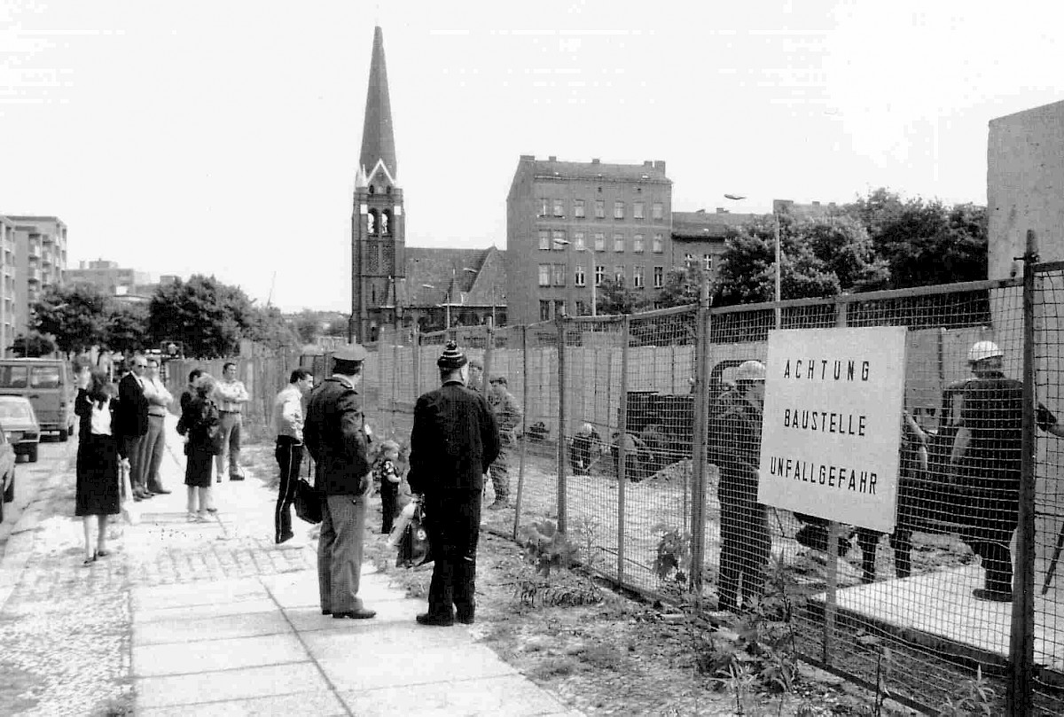 Berlin, 1980 – Aufbau der Grenzmauer 75 an der Bernauer Straße (Fotograf: )