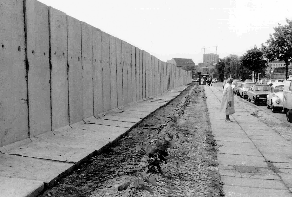 Berlin, 1980 – Neu errichtete Elemente der Grenzmauer 75 an der Bernauer Straße (Fotograf: )