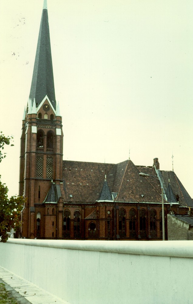 Berlin, 1980 – Versöhnungskirche hinter der Grenzmauer 75 an der Bernauer Straße (Fotograf: )