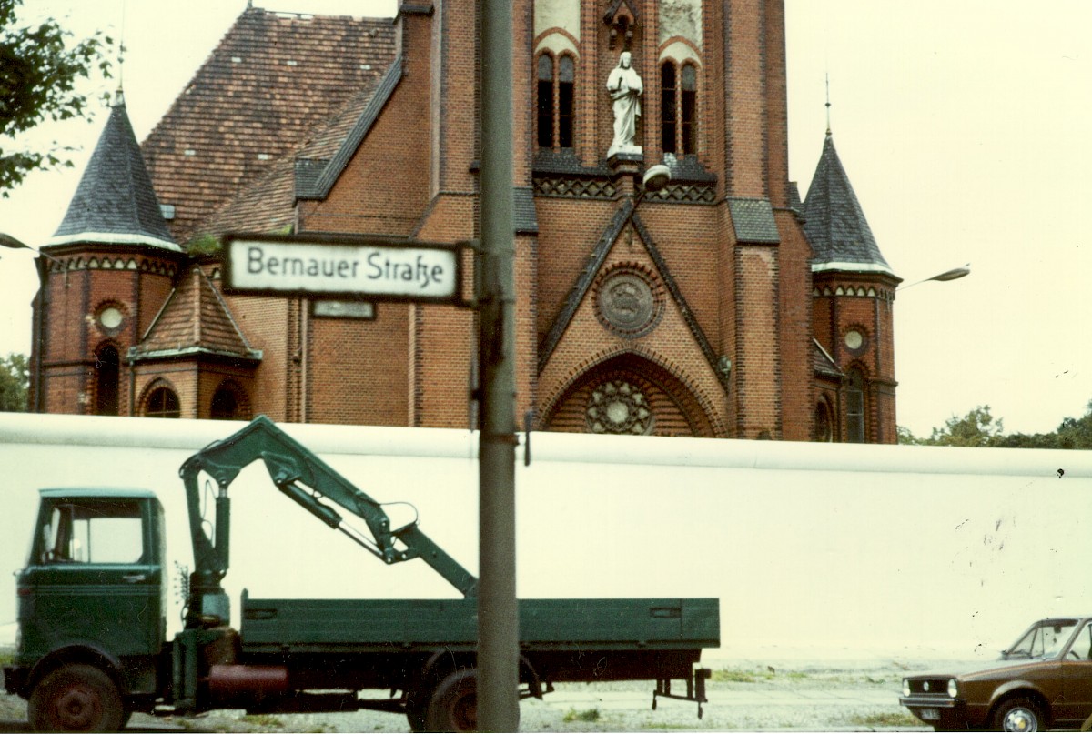 Berlin, 1980 – Portal der Versöhnungskirche hinter der Grenzmauer 75 an der Bernauer Straße (Fotograf: )