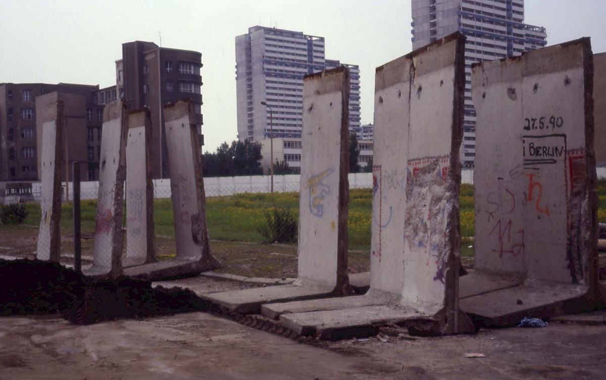 Berlin, 1990 – Abgebaute Mauerelemente im Grenzstreifen und Hochhäuser an der Zimmerstraße (Fotograf: )