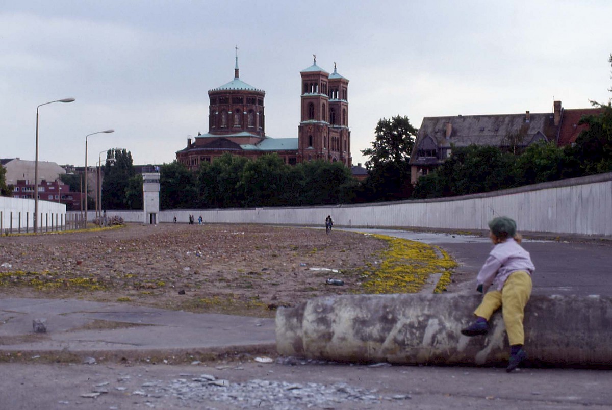 Berlin, 1990 – Grenzstreifen im Abbau und Sankt Thomas-Kirche am Bethaniendamm (Fotograf: )
