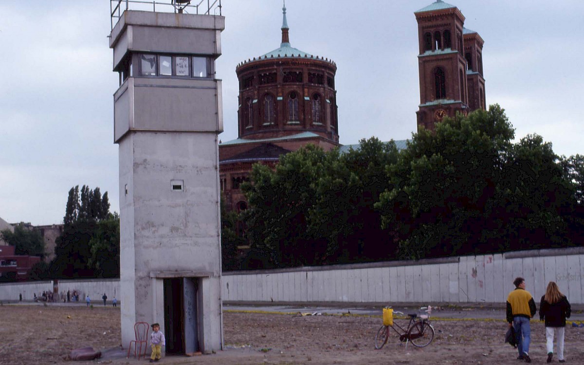 Berlin, 1990 – Grenzstreifen mit Wachturm und Sankt Thomas Kirche am Bethaniendamm (Fotograf: )