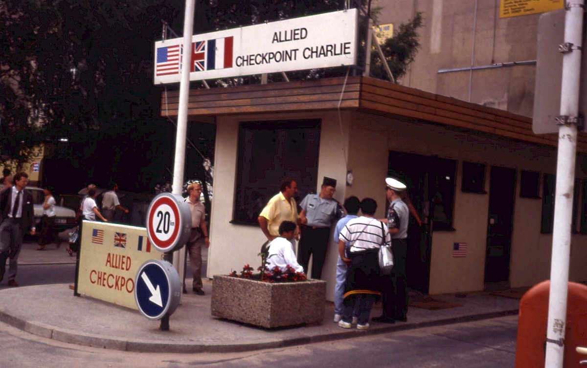 Berlin, 1990 – Kontrollhaus des Checkpoint Charlie (Fotograf: )